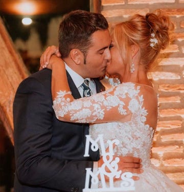 la colaboradora besa a su marido miguel el día de su boda ante la tarta nupcial