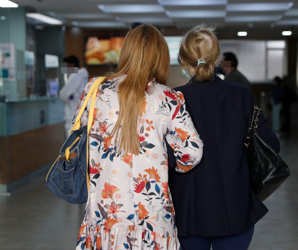 las colaboradoras de 'sálvame', cogidas del brazo y de espaldas, entran en el hospital la luz