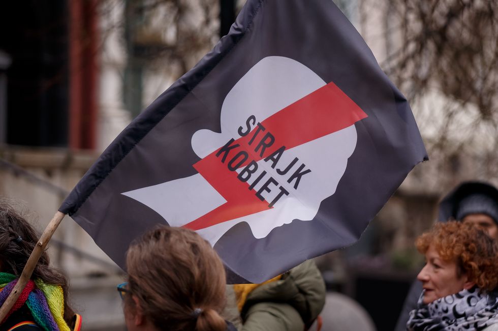belgio e paesi bassi finanzieranno gli aborti delle donne polacche