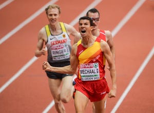 adel mechaal celebra su título europeo de 3000 metros en pista cubierta en belgrado 2017