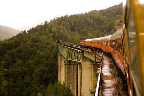 Op de trein Belgrade to Bar kunnen passagiers tegen een spotprijs de 476 kilometer lange trip vanuit de Servische hoofdstad naar de Adriatische kust maken waarbij ze 254 tunnels en 435 bruggen passeren