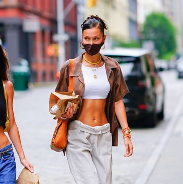 bella hadid gespot in new york in een wijde jeans