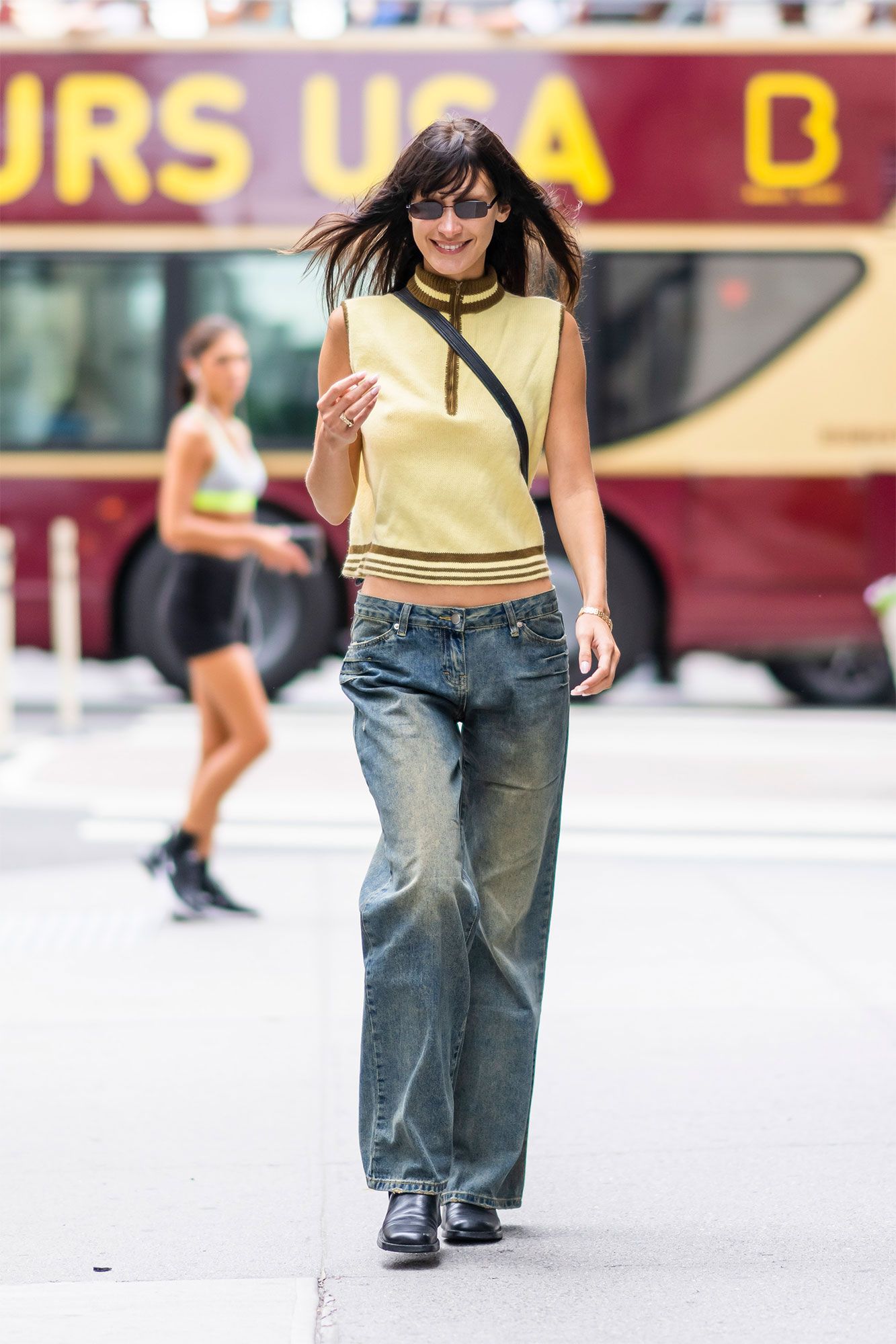 Bella Hadid con la tendencia de los pantalones de tiro bajo