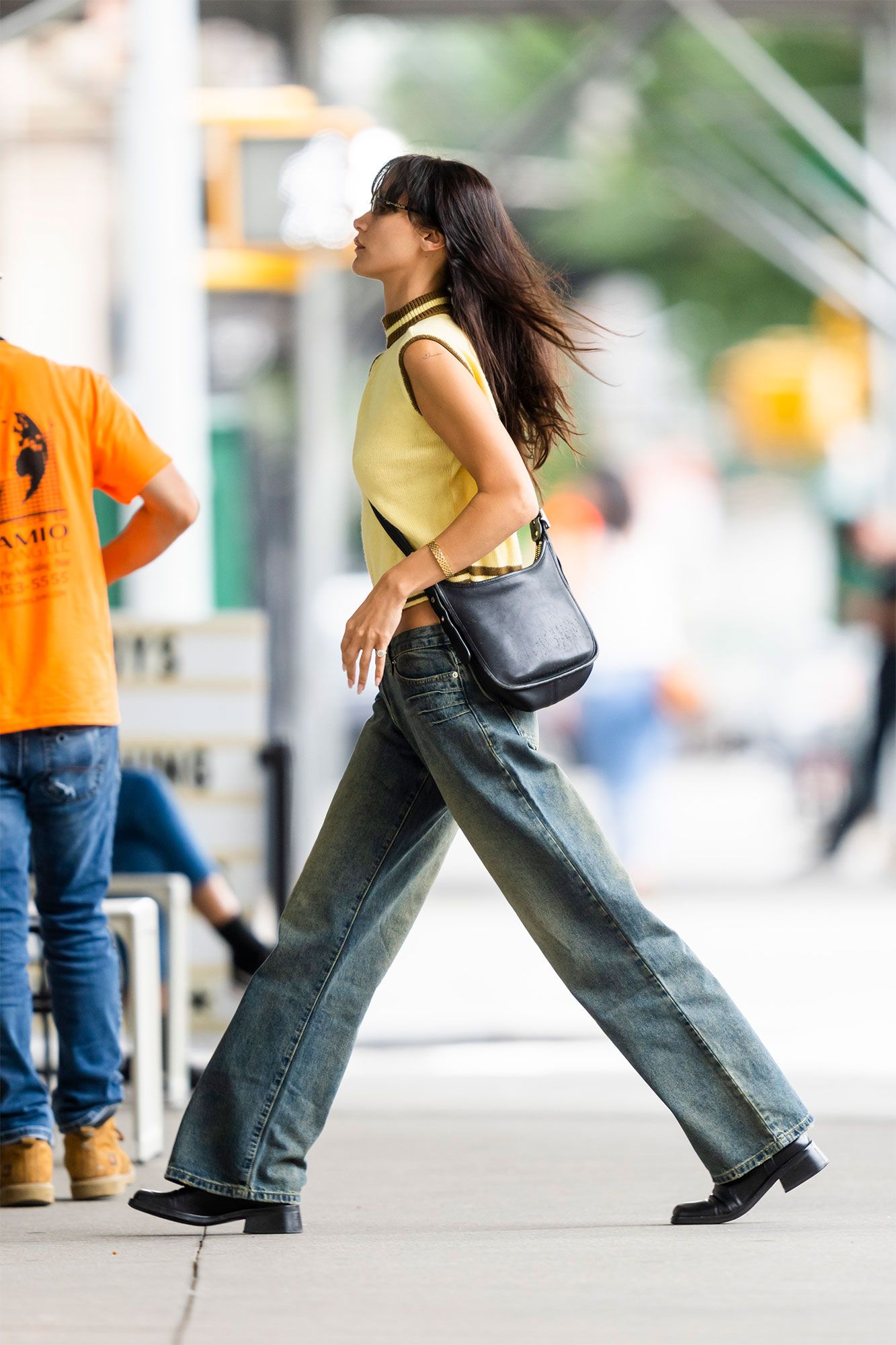 Bella Hadid con la tendencia de los pantalones de tiro bajo