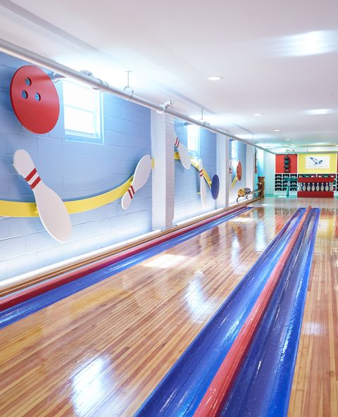 Bowling, Bowling pin, Ten-pin bowling, Bowling equipment, Leisure centre, Ball, Individual sports, Room, Leisure, Floor, 