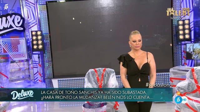 Dress, Display device, Majorelle blue, Blackboard, Games, Newscaster, Makeover, Television program, Television presenter, Led-backlit lcd display, 