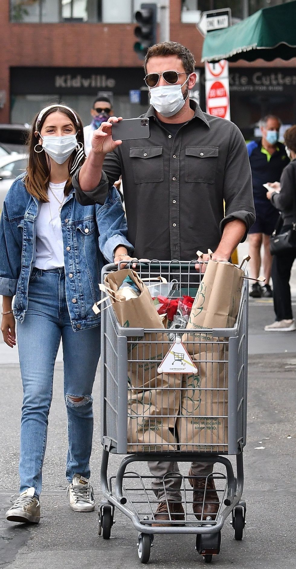 brentwood, ca    ben affleck and girlfriend ana de armas spends some time with his daughter violet and shop at whole foods to get groceries for the upcoming weekendpictured ben affleck, ana de armas, violet affleckbackgrid usa 5 june 2020 byline must read boaz  backgridusa 1 310 798 9111  usasalesbackgridcomuk 44 208 344 2007  uksalesbackgridcomuk clients   pictures containing childrenplease pixelate face prior to publication