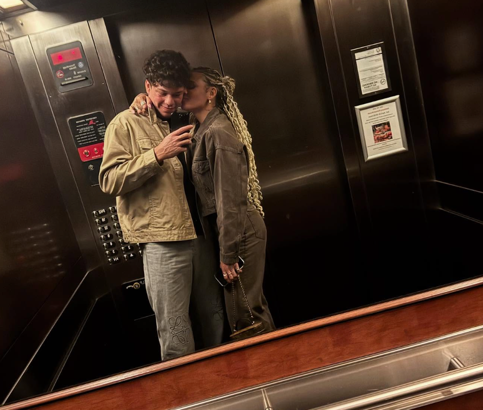 stel dat een selfie maakt in een lift