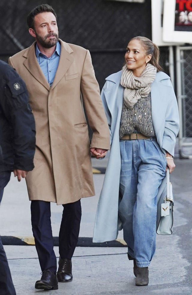 la pareja disfrutó de un romántico paseo por las calles de la ciudad americana