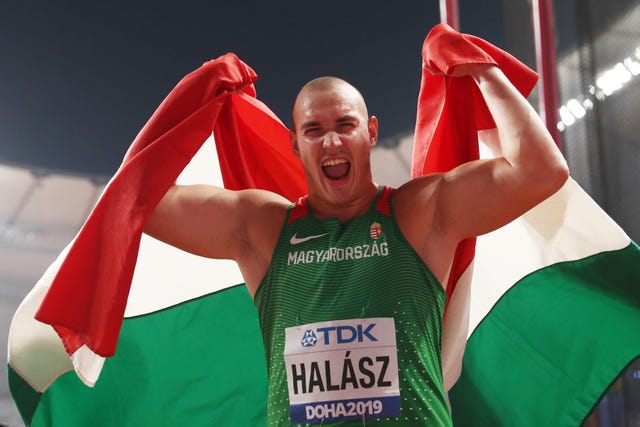 bence halÁsz celebra con la bandera húngara su medalla en lanzamiento de martillo en el mundial de atletismo de doha 2019