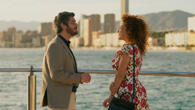 un chico y una mujer se encuentran en el mirador de benidorm