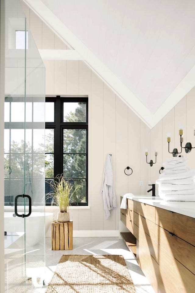 https://hips.hearstapps.com/hmg-prod/images/benjamin-moore-walls-painted-in-aura-bath-spa-seapearl-oc-19-29-0-94l-preview-1573476961.jpg?crop=1.00xw:0.842xh;0,0.158xh&resize=640:*