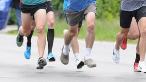 benjamin pachev corriendo con unas zapatillas crocs