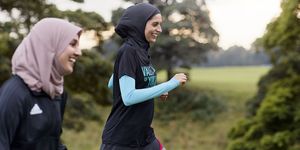 ヒジャブを纏って走る女性たちのランニングコミュニティの活動をお届け。スポーツ用ヒジャブや、マスクとセットになったヒジャブ﻿が誕生するなど、ムスリム女性たちの選択肢を増やす取り組みが増えてきた昨今、﻿イギリスにはヒジャブを纏って走る女性たちのランニングコミュニティがあります。彼女たちが走り続ける理由とは…？