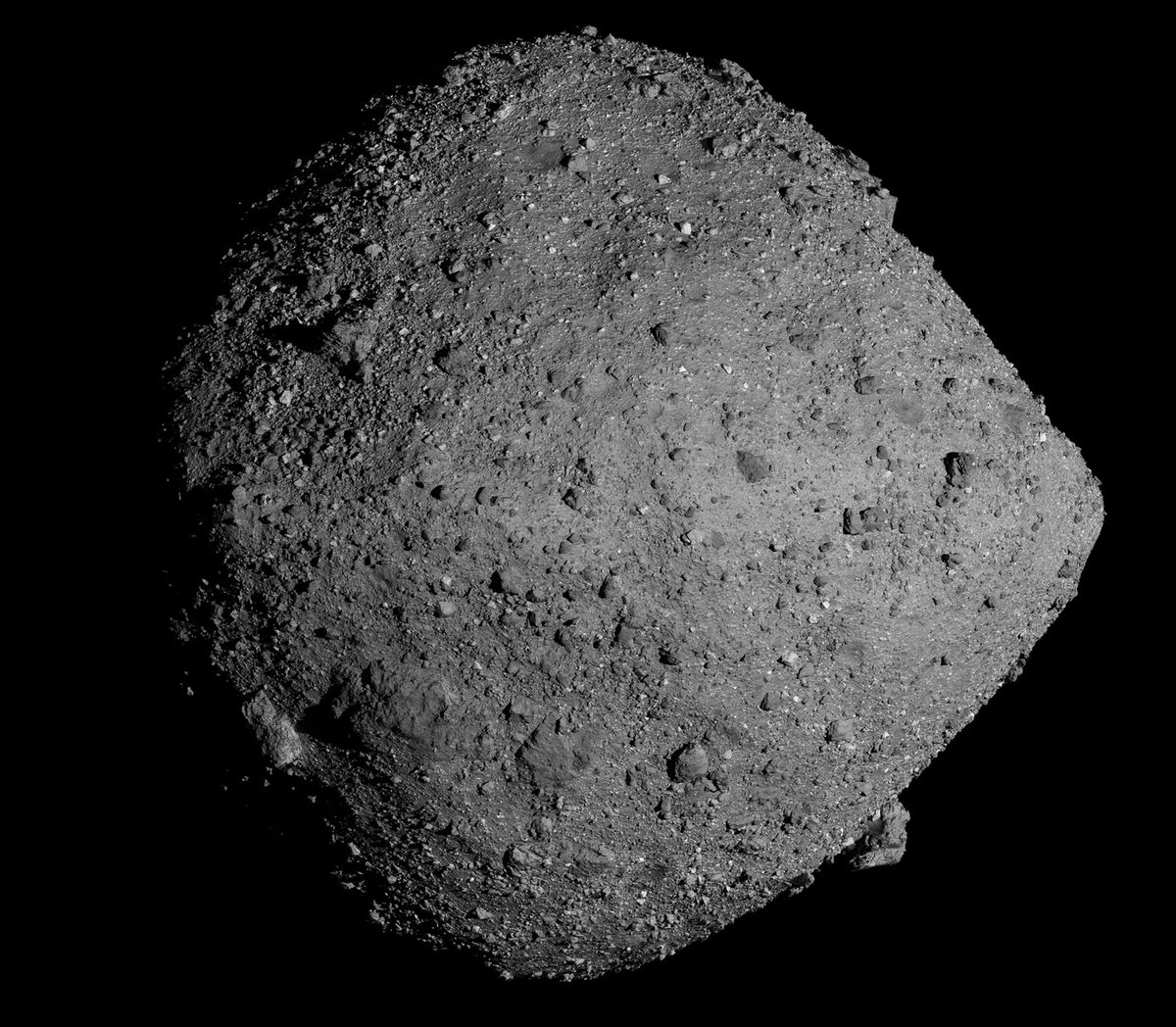 Hoewel het risico extreem klein is hebben NASAwetenschappers ontdekt dat de kans dat de asterode Bennu op de foto in de komende driehonderd jaar op de aarde zal inslaan iets groter is dan tot nu toe werd geschat