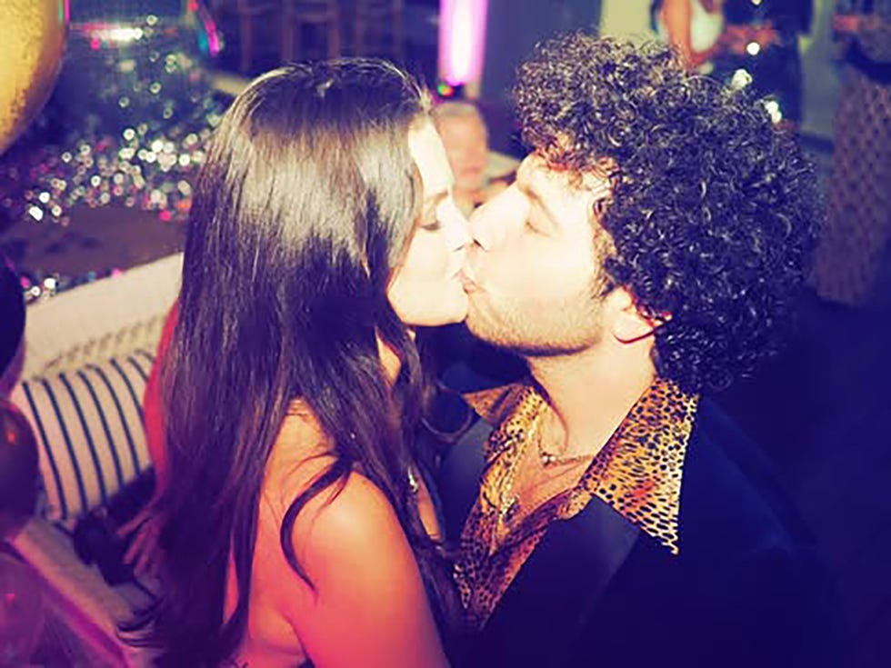 Selena Gómez besando a Benny Blanco