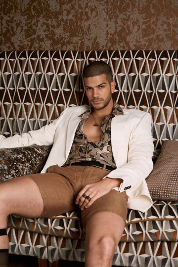 bernardo flores, posando