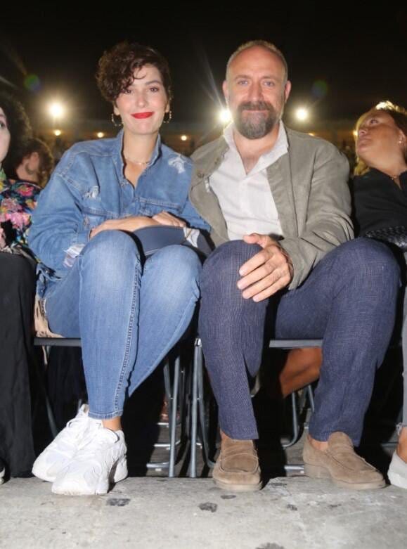 Bergüzar Korel y Halit Ergenç Las mil y una noches embarazo