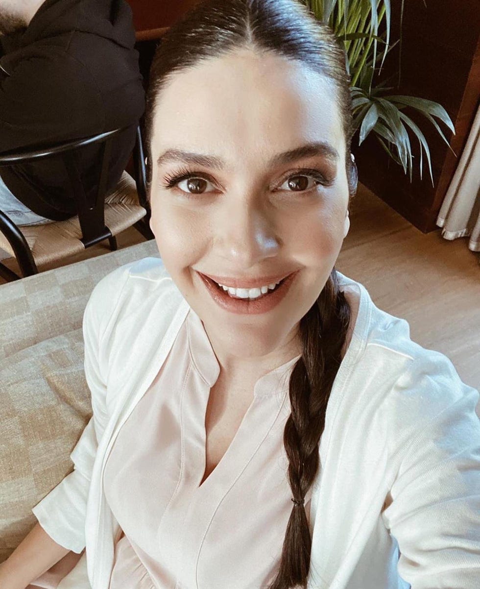 berguzar korel anuncio pañales  melena larga