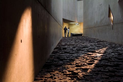 de in 2001 door Daniel Libeskind ontworpen uitbreiding van het Jdisches Museum Berlin uit 1933 is bedoeld als herinnering en verwerking van de Holocaust Het nieuwe museum heeft geen eigen ingang maar kan alleen via een ondergrondse gang vanuit het oude gebouw worden betreden Met zijn ontwerp wilde Libeskind gevoelens van verlatenheid onzichtbaarheid en leegheid uitdrukken die zon grote rol in het leven van de Duitse Joden hebben gespeeld Bezoekers kunnen gemakkelijk verdwalen in het gebouw want het bevat talloze doodlopende gedeelten en lege ruimten die slechts via smalle spleten in de wanden door daglicht van buiten worden verlicht Volgens de website van de architect werd dit symbolische museum gebouwd ten behoeve van een beter begrip van de geschiedenis van Berlijn die niet volledig zou zijn zonder de bijdrage van zijn Joodse inwoners In het museum wordt de betekenis van de Holocaust gecombineerd met het collectieve geheugen en het erfgoed van de stad en worden eerdere Duitse pogingen om het Joodse leven uit de geschiedenis te weren gecorrigeerd