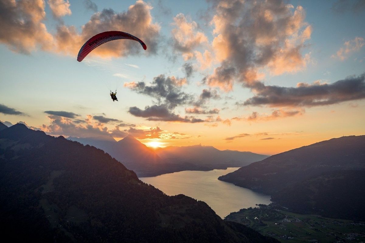 Paragliden boven het landschap rond Interlaken