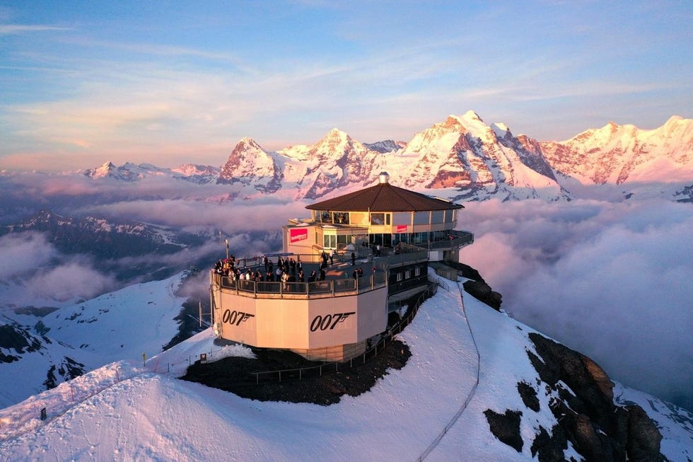 Vanaf de SchilthornPiz Gloria heb je het beste uitzicht op de bergen Eiger Mnch en Jungfrau
