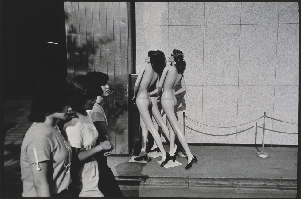 bernard pierre wolff, shinjuku, tokyo, 1981, street photography, mep collection, paris