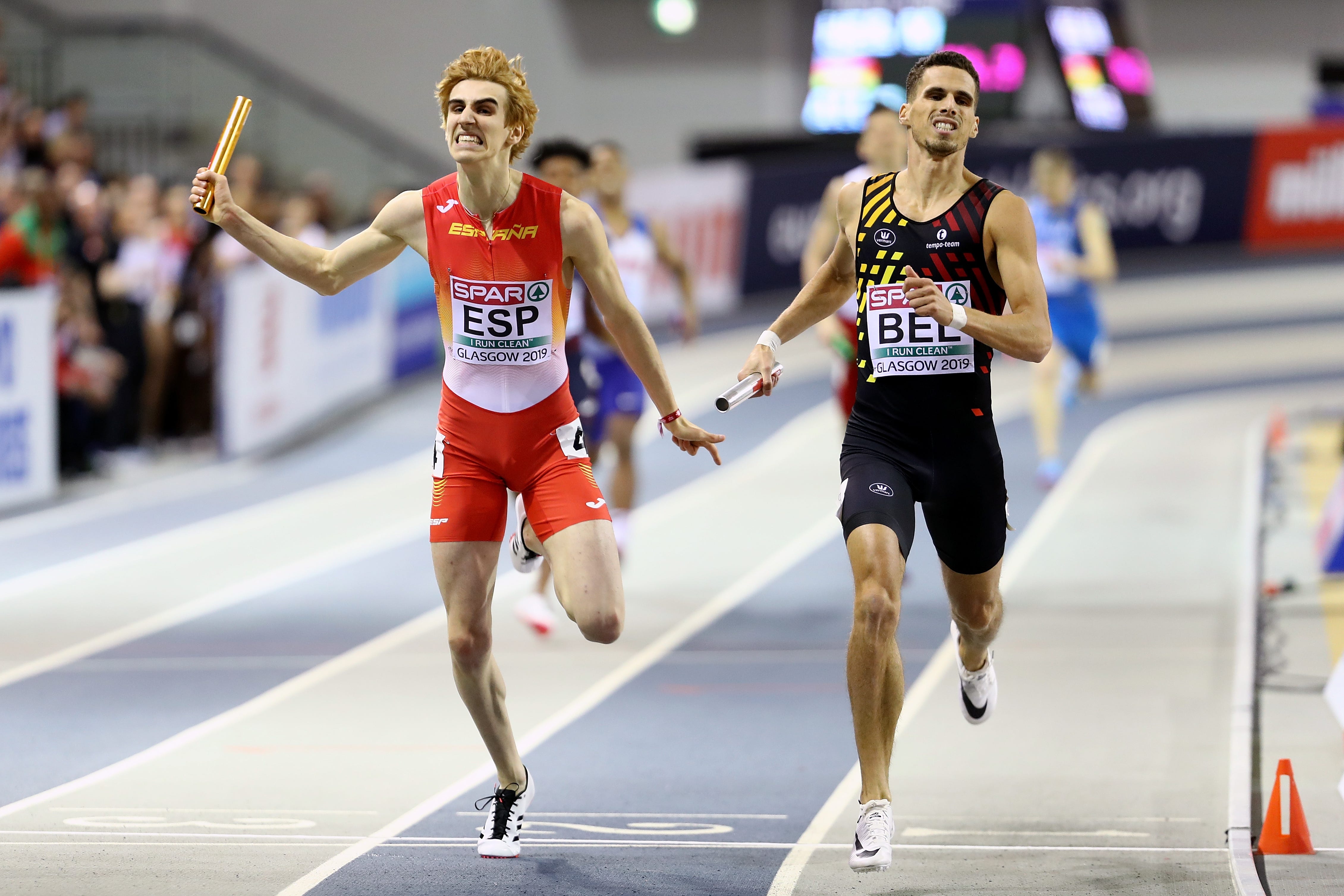 bernat erta llega a meta en la final del relevo 4x400m del europeo de atletismo en pista cubierta de glasgow 2019