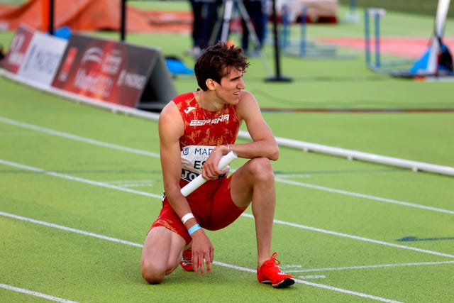 bernat erta muestra su decepcion despues de que el relevo 4x400 metros no se clasifique para tokio