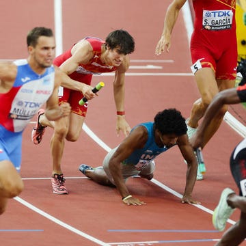 Bernat Ertra tropieza con Amoj Jacob en los Mundiales bernat ertra tropieza con amoj jacob en los mundiales de budapest en un relevo del 4x400