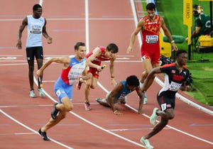 bernat ertra tropieza con amoj jacob en los mundiales de budapest en un relevo del 4x400