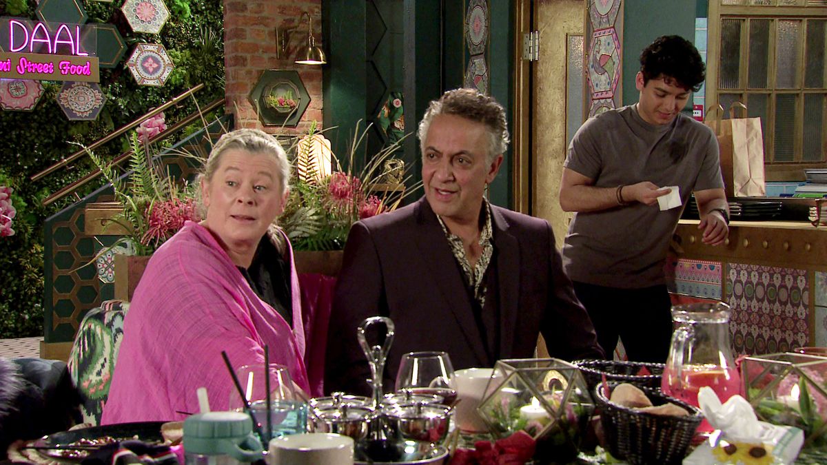 preview for Coronation Street Soap Scoop! Sally's police trouble