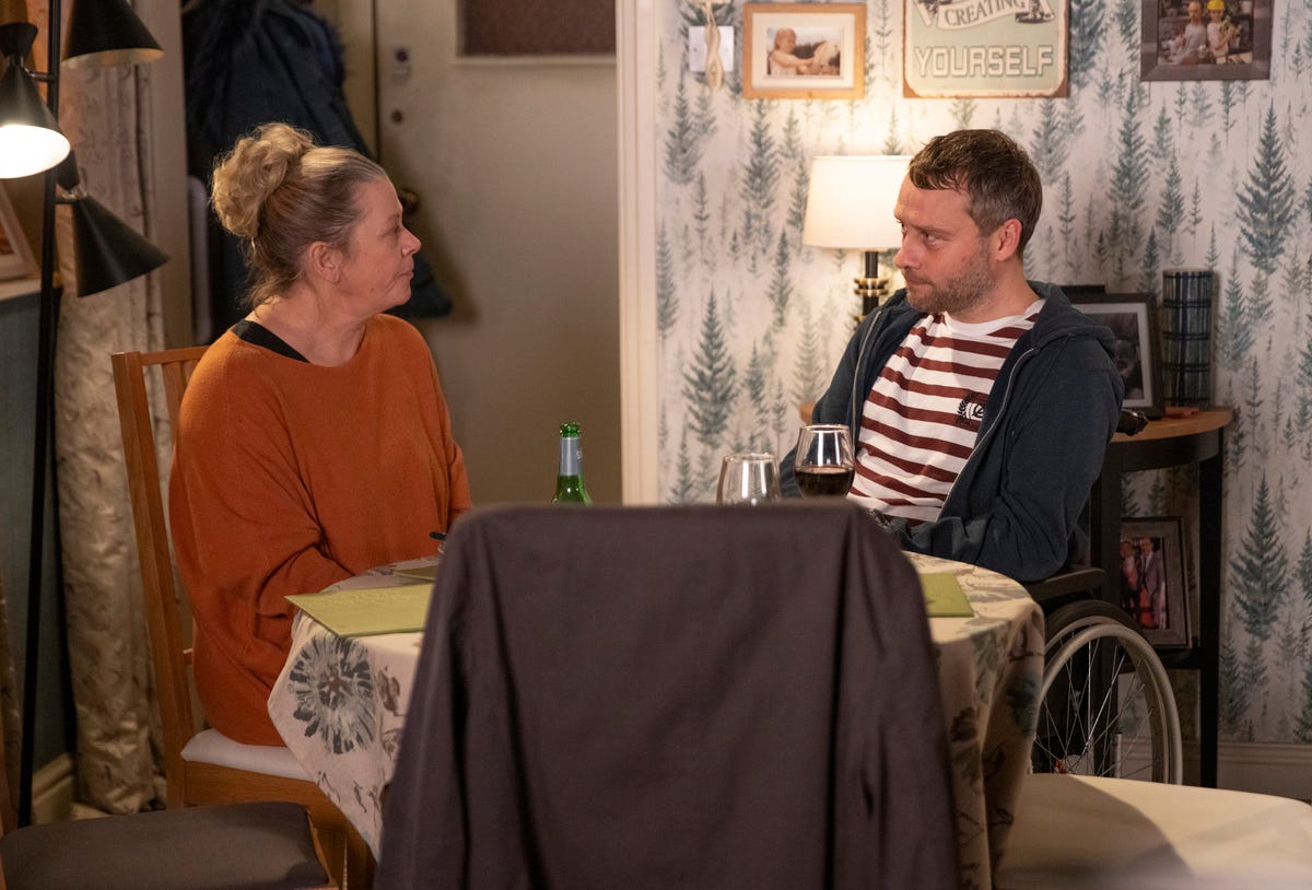 Coronation Street Soap Scoop! Robbery at The Rovers