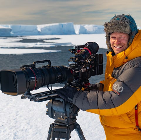 Documentairemaker Bertie Gregory op Antarctica documentairemaker bertie gregory met zijn camera omringd door ijs op antarctica