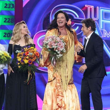 Bertin Osborne contestants holding bouquets on a television stage