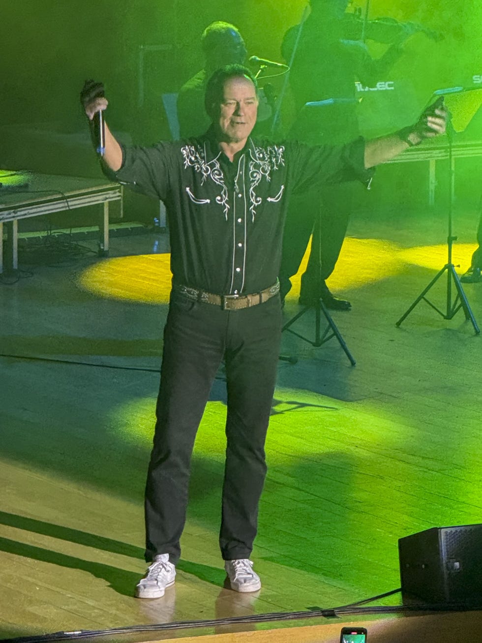 el cantante en el escenario durante su concierto en alicante del 4 de febrero de 2024
