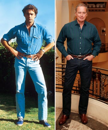 dos fotos del cantante de cuerpo entero con idéntica pose cuando era joven y en la actualidad