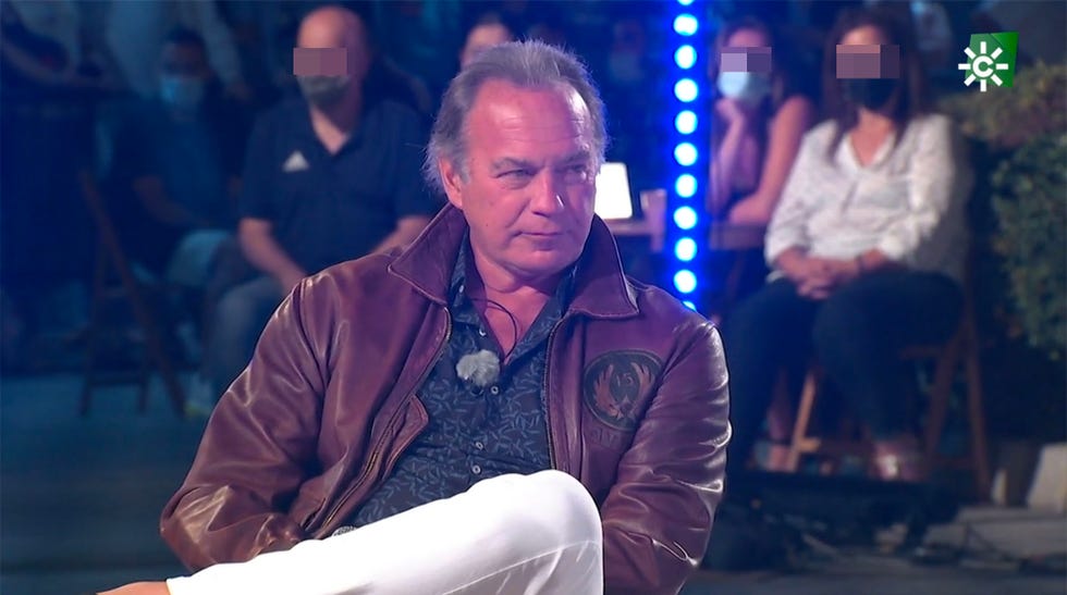 el cantante sentado en el plató del programa de canal sur