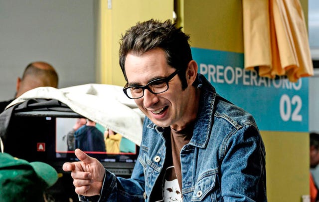 berto romero en un descanso del rodaje de su serie de movistar, 'mira lo que has hecho'