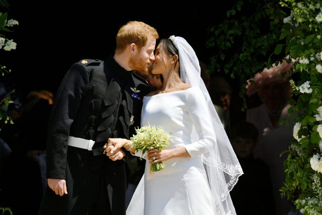 Meghan Markle y el príncipe Harry besándose tras su boda