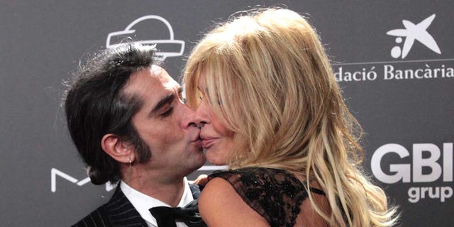 Mario Vaquerizo y Bibiana Fernández se comen a besos en la gran gala contra el sida de Barcelona Mario Vaquerizo y Bibiana Fernández se comen a besos en la gran gala contra el sida de Barcelona