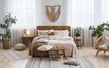 cómo decorar un dormitorio en estilo boho con un cabecero diy hecho con una alfombra de fibra natural de leroy merlin