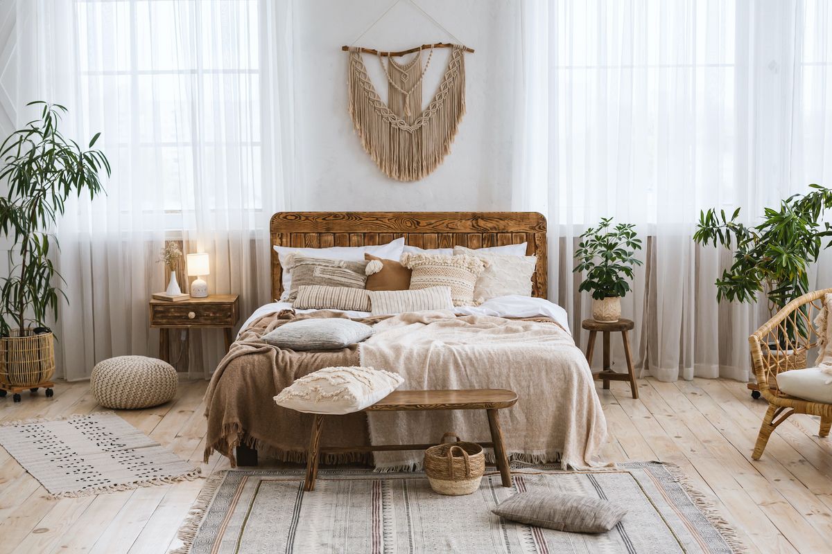 dormitorio estilo boho con cabecero de madera