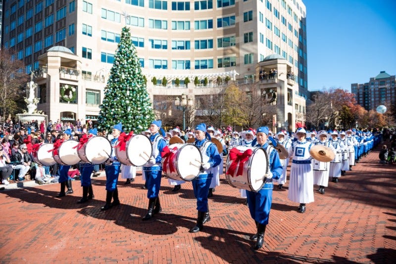 https://hips.hearstapps.com/hmg-prod/images/best-christmas-parades-reston-holiday-parade-650debb3d834f.jpg?crop=0.534xw:1.00xh;0.217xw,0&resize=980:*