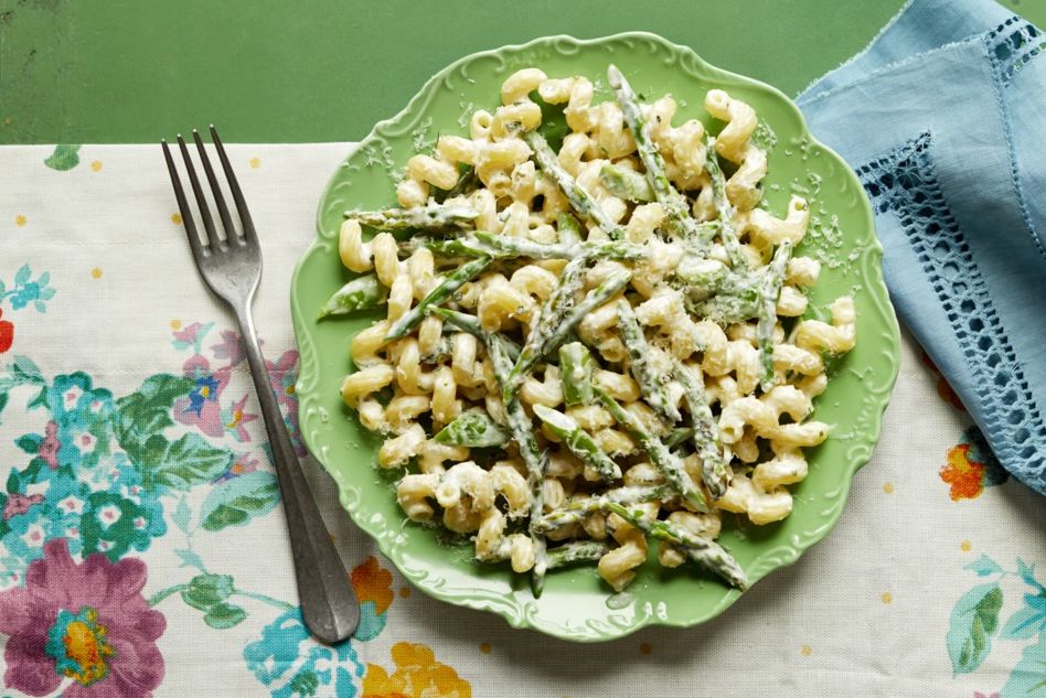 plate with pasta and asparagus