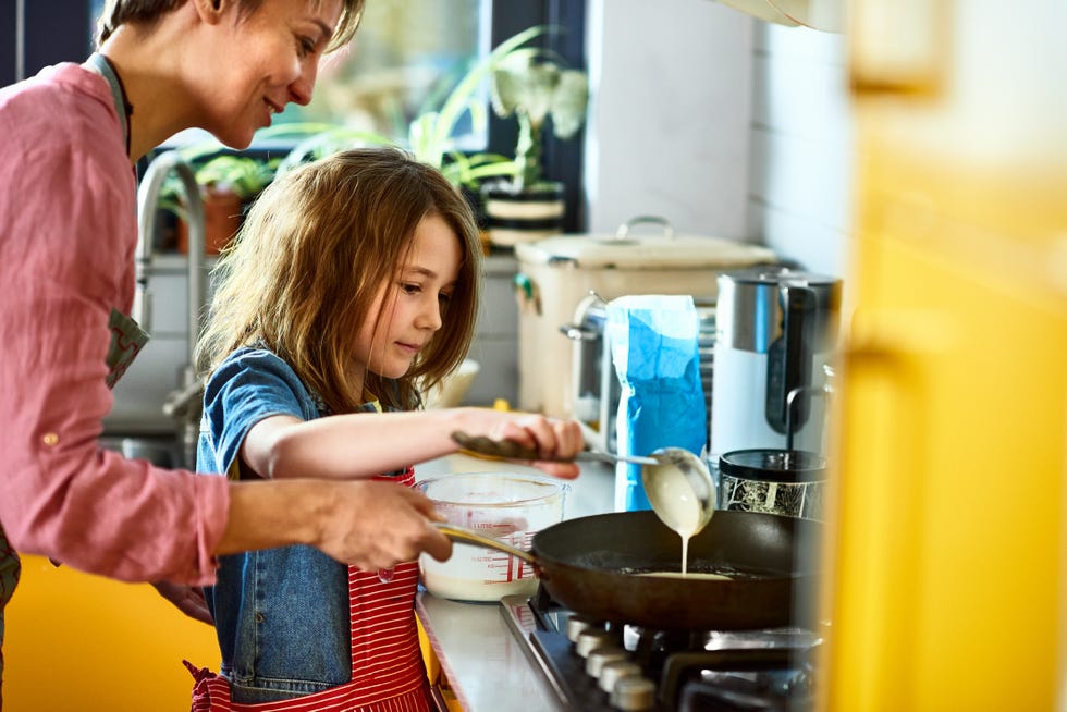 niña cocinando