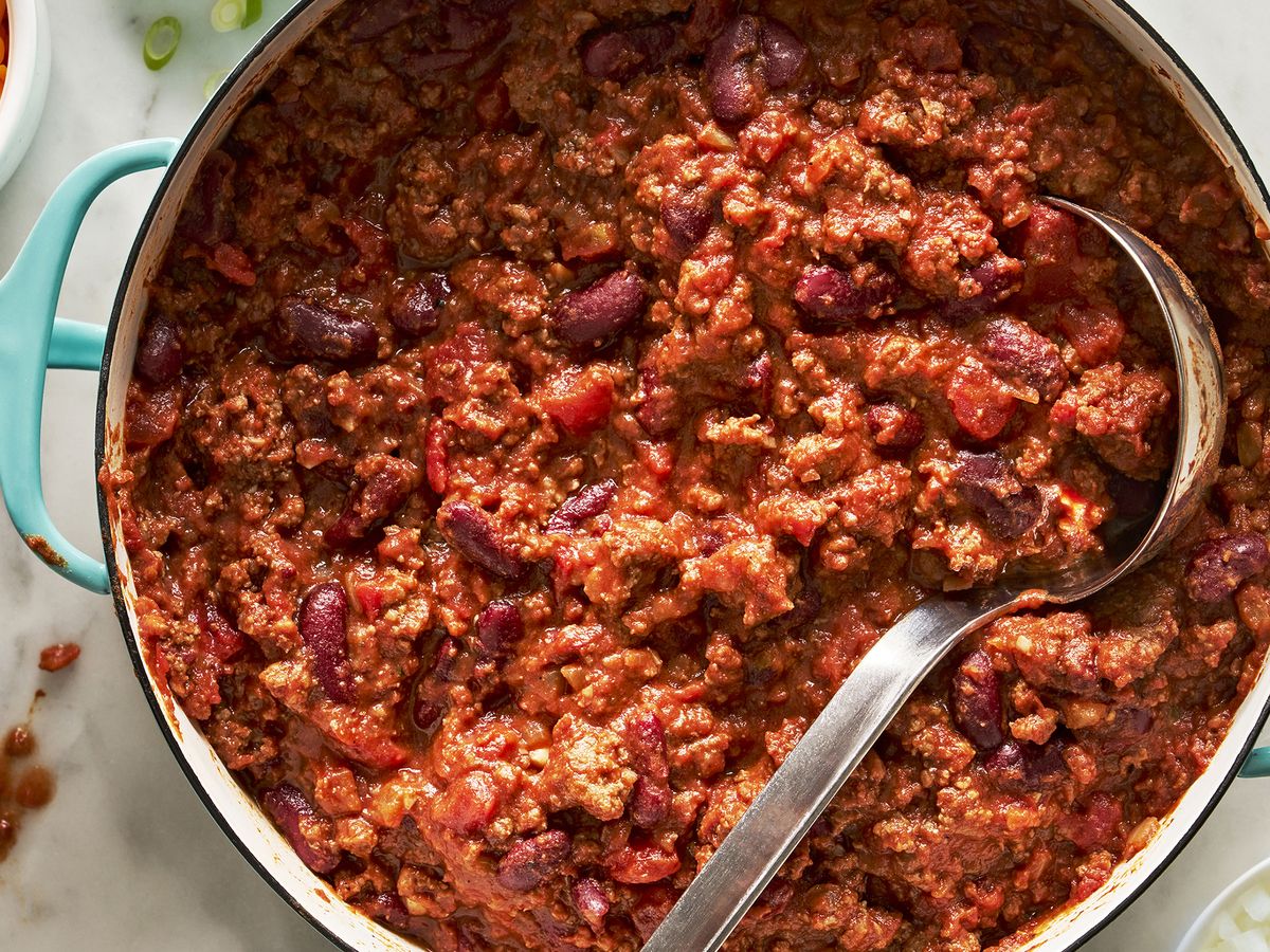 https://hips.hearstapps.com/hmg-prod/images/best-ever-beef-chili-index-1677260488.jpg?crop=0.667731289257958xw:1xh;center,top&resize=1200:*
