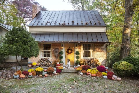 brick cottage with golden yellow front door, best front door paint color brick house