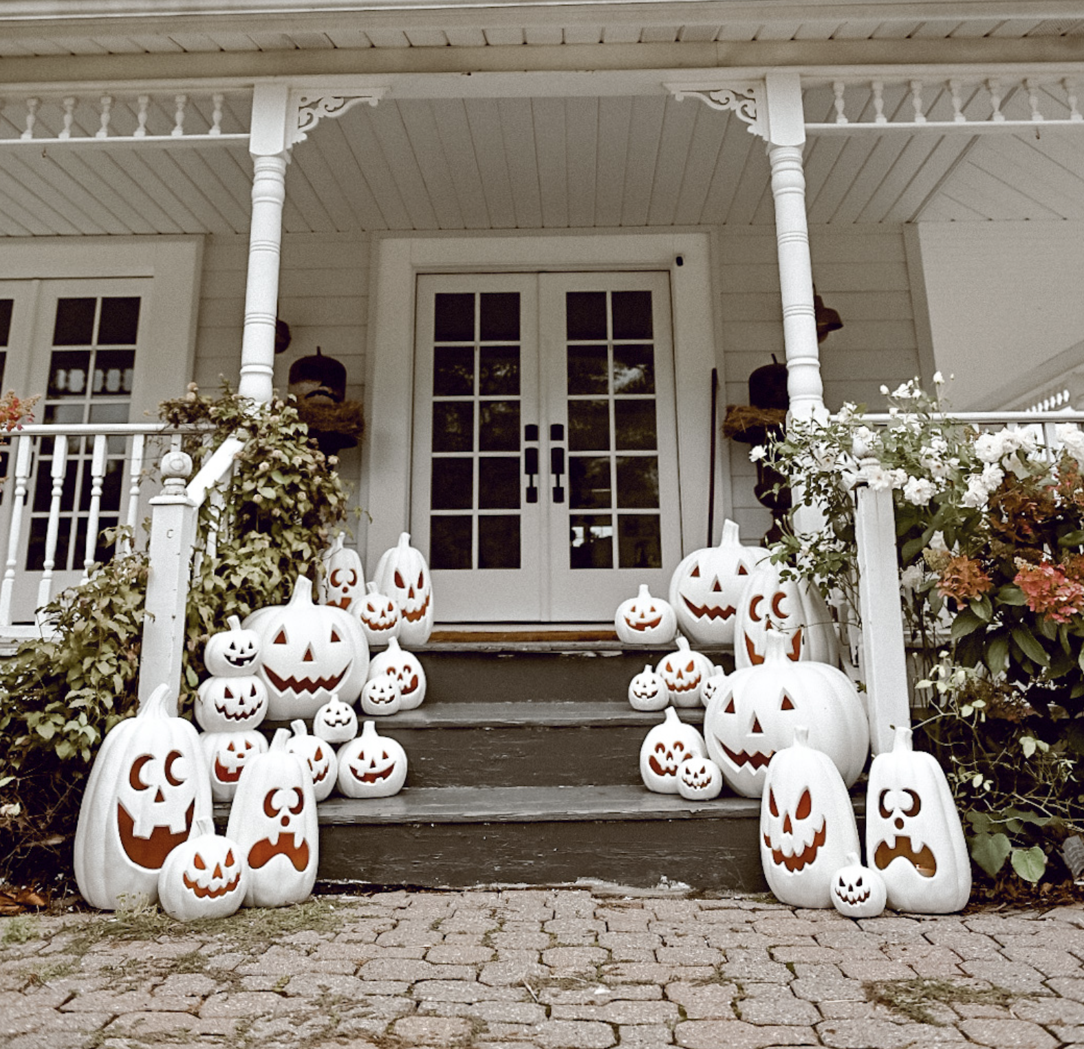Halloween decorations house hi-res stock photography and images - Alamy