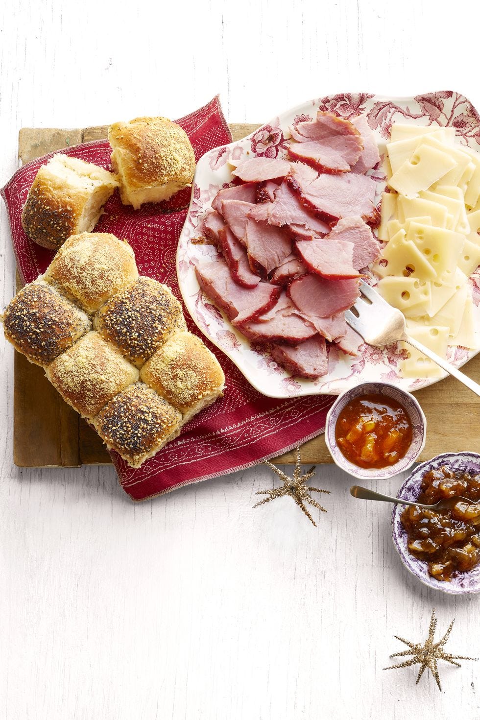 https://hips.hearstapps.com/hmg-prod/images/best-ham-recipes-honey-glazed-ham-and-checkerboard-rolls-1612812131.jpg?crop=1xw:0.8333333333333334xh;center,top&resize=980:*